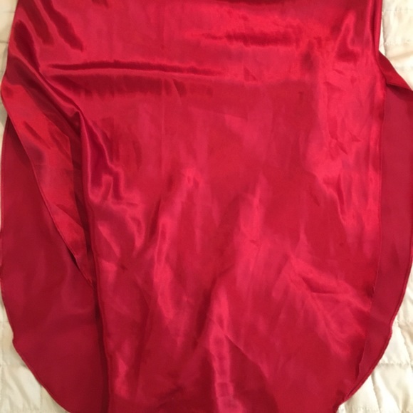 LADY IN RED SEXY GOWN - Picture 6 of 9